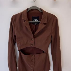 blusa zara marrom com recorte p 146515452?action_source=76396&ref=home_home&rsp=1&rspix=1