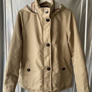 casaco com capuz e bolsos para inverno estilo parka 136885171?action_source=70094&ref=home_home&rsp=1&rspix=1