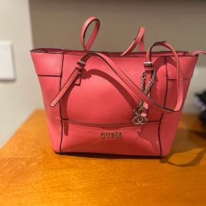bolsa rosa guess 127604163?action_source=71545&ref=home_home&rsp=1&rspix=1