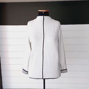 malha shoulder branca com vivo em preto 131743007?action_source=71480&ref=home_home&rsp=1&rspix=1