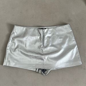 saia zara metalizada prata 150896127?action_source=76596&ref=home_home&rsp=1&rspix=1