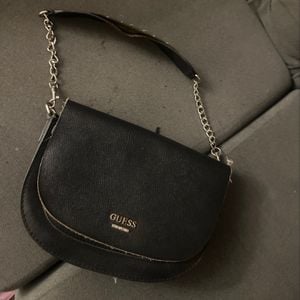 bolsa guess conservada e sem avarias 136841001?action_source=70655&ref=home_home&rsp=1&rspix=1