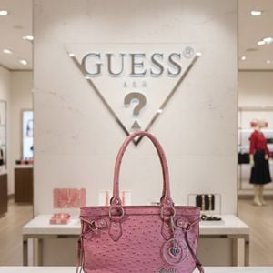 bolsa guess nova original 133001687?action_source=70655&ref=home_home&rsp=1&rspix=1
