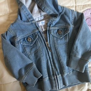 jaqueta gap jeans com capuz 18 meses 145675408?action_source=74450&ref=home_home&rsp=1&rspix=1