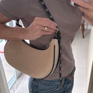 bolsa arezzo em rafia 135800247?action_source=67884&ref=home_home&rsp=1&rspix=1