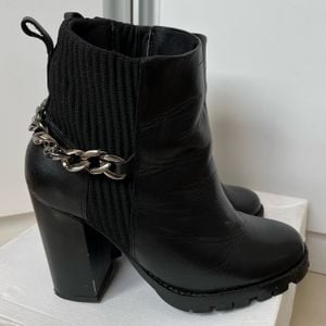 bota preta cano curto 99466785?action_source=73163&ref=home_home&rsp=1&rspix=1