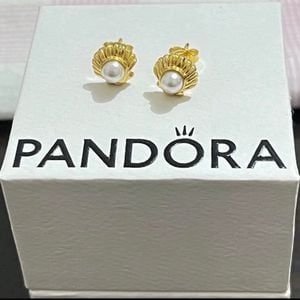brinco pandora pequena sereia 152556960?action_source=67326&ref=home_home&rsp=1&rspix=1