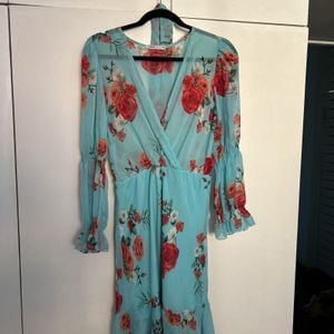 vestido floral azul claro 146778150?action_source=74549&ref=home_home&rsp=1&rspix=1