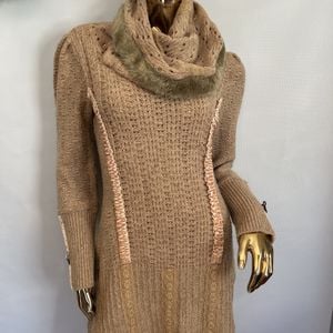 vestido de trico bege com gola de pelo 141501197?action_source=72767&ref=home_home&rsp=1&rspix=1