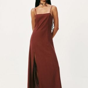 vestido longo marrom alcas finas 135807641?action_source=31319&ref=home_home&rsp=1&rspix=1