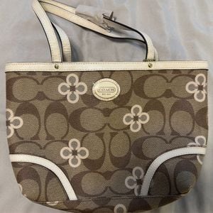 bolsa coach pequena monograma 150216246?action_source=72470&ref=home_home&rsp=1&rspix=1