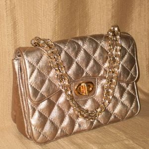 bolsa couro legitimo matelasse ouro velho alca corrente marca corello 137741566?action_source=68872&ref=home_home&rsp=1&rspix=1