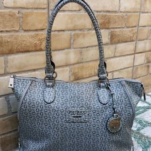 bolsa guess grande cinza 137845390?action_source=71545&ref=home_home&rsp=1&rspix=1