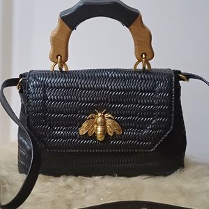 novinha bolsa schutz believe couro tresse preta 147957292?action_source=72470&ref=home_home&rsp=1&rspix=1