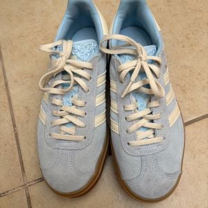 tenis adidas gazelle bold azul 36 141283156?action_source=67222&ref=home_home&rsp=1&rspix=1