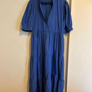 vestido azul midi super charmoso 129496746?action_source=66827&ref=home_home&rsp=1&rspix=1