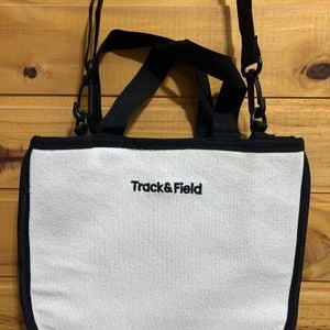 bolsa track amp field branca e preta 148722388?action_source=75018&ref=home_home&rsp=1&rspix=1
