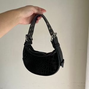 bolsa pequena de mao satinato 136869022?action_source=68872&ref=home_home&rsp=1&rspix=1