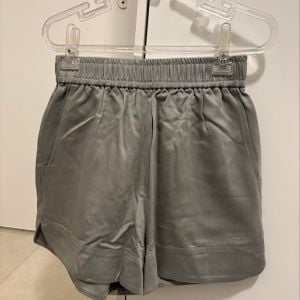 shorts cinza nv 125737295?action_source=63594&ref=home_home&rsp=1&rspix=1