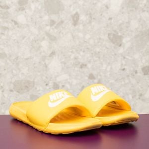chinelo nike victori one amarelo 137910231?action_source=69037&ref=home_home&rsp=1&rspix=1