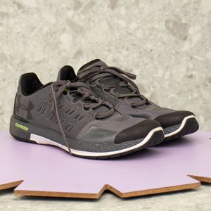 tênis cinza charger core under armour