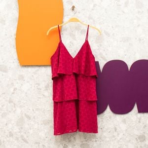 vestido magenta babados lenita 143390153?action_source=72238&ref=home_home&rsp=1&rspix=1