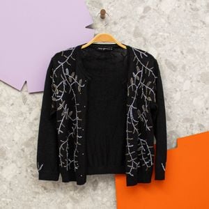 casaquinho trico preto canutilhos maria garcia 135271879?action_source=67585&ref=home_home&rsp=1&rspix=1