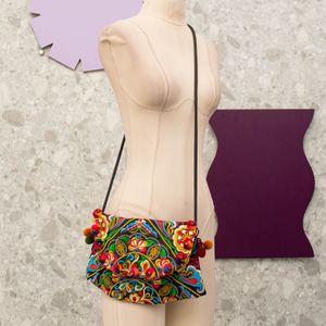 bolsa preta bordada 137910227?action_source=69037&ref=home_home&rsp=1&rspix=1