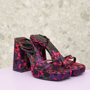 tamanco roxo estampado zara 136241009?action_source=68245&ref=home_home&rsp=1&rspix=1