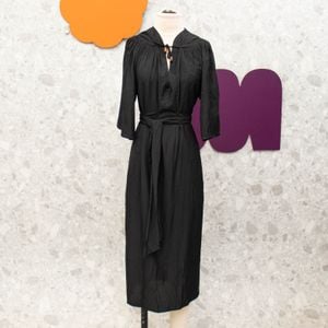vestido midi preto zai 141031223?action_source=70555&ref=home_home&rsp=1&rspix=1