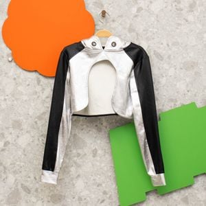 super cropped prata com preto max glamm 134964254?action_source=67421&ref=home_home&rsp=1&rspix=1