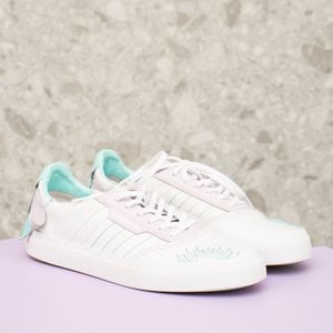 tenis branco com lilas adidas 136240981?action_source=68245&ref=home_home&rsp=1&rspix=1