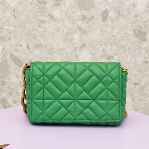 bolsa verde matelasse zara 136240937?action_source=68245&ref=home_home&rsp=1&rspix=1