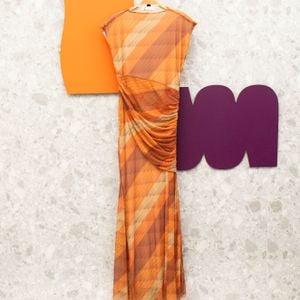 vestido tule longo laranja abstrato maria valentina 143390118?action_source=72238&ref=home_home&rsp=1&rspix=1