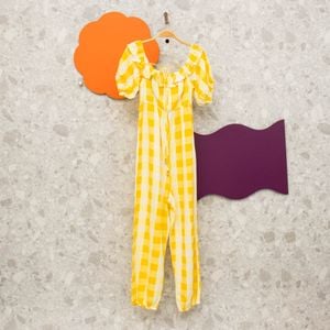 macacao amarelo xadrez farm 138619431?action_source=70786&ref=home_home&rsp=1&rspix=1