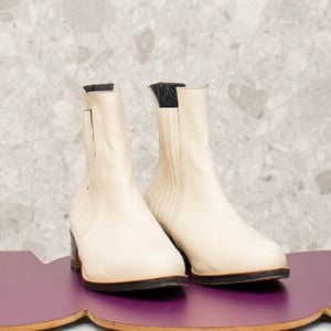 bota off white mafalda 138750616?action_source=69235&ref=home_home&rsp=1&rspix=1