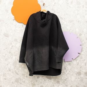 blusa moletom preta resinada peca de passarela 141997497?action_source=71314&ref=home_home&rsp=1&rspix=1
