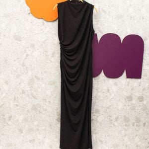 vestido longo preto drapeado zara 142330722?action_source=71446&ref=home_home&rsp=1&rspix=1