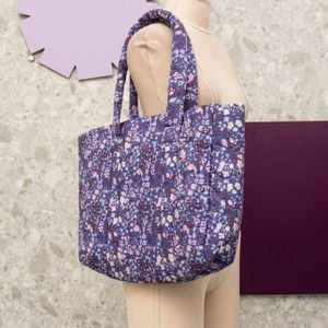 bolsa tote roxa floral 137910322?action_source=69037&ref=home_home&rsp=1&rspix=1