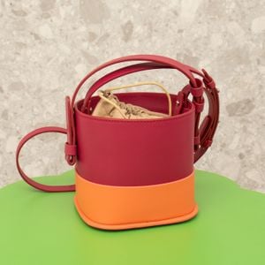 bolsa balde magenta e coral nico giani 110691671?action_source=70489&ref=home_home&rsp=1&rspix=1