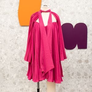 vestido magenta plissado dolps 143390129?action_source=72238&ref=home_home&rsp=1&rspix=1