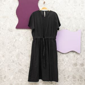 vestido midi preto basic 141166201?action_source=70621&ref=home_home&rsp=1&rspix=1