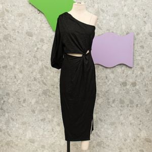 vestido preto fios metalicos rudely 129298342?action_source=70390&ref=home_home&rsp=1&rspix=1