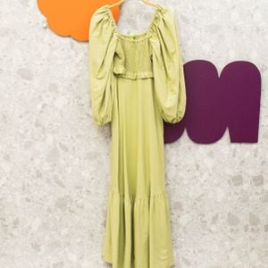 vestido cut out verde claro farm 142330729?action_source=71446&ref=home_home&rsp=1&rspix=1
