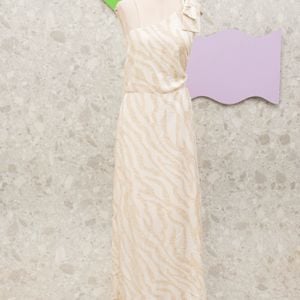 vestido longo off white com recorte rudely 140599634?action_source=70390&ref=home_home&rsp=1&rspix=1