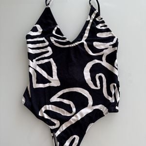 body farm estampado preto e branco 147524636?action_source=75772&ref=home_home&rsp=1&rspix=1