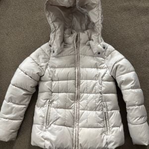 jaqueta puffer zara girls champanhe 5 6 anos 150771661?action_source=74123&ref=home_home&rsp=1&rspix=1
