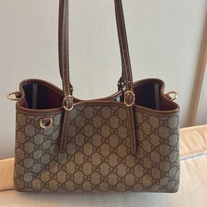 bolsa gucci emblem gg media 152328329?action_source=67222&ref=home_home&rsp=1&rspix=1