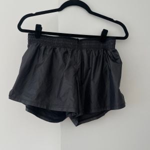 short nike de academia preto m 145271618?action_source=75018&ref=home_home&rsp=1&rspix=1