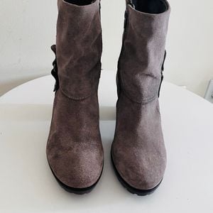 bota arezzo de couro camurca 38 149554343?action_source=74123&ref=home_home&rsp=1&rspix=1